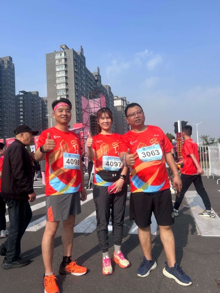 奔跑在路上的铁发人